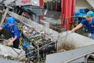 MMDA personnel clearing accumulated garbage at the Paco Pumping Station in Manila on Aug. 18, Tuesday.