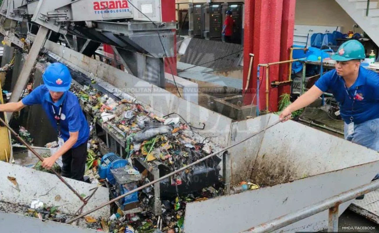 MMDA personnel clearing accumulated garbage at the Paco Pumping Station in Manila on Aug. 18, Tuesday.