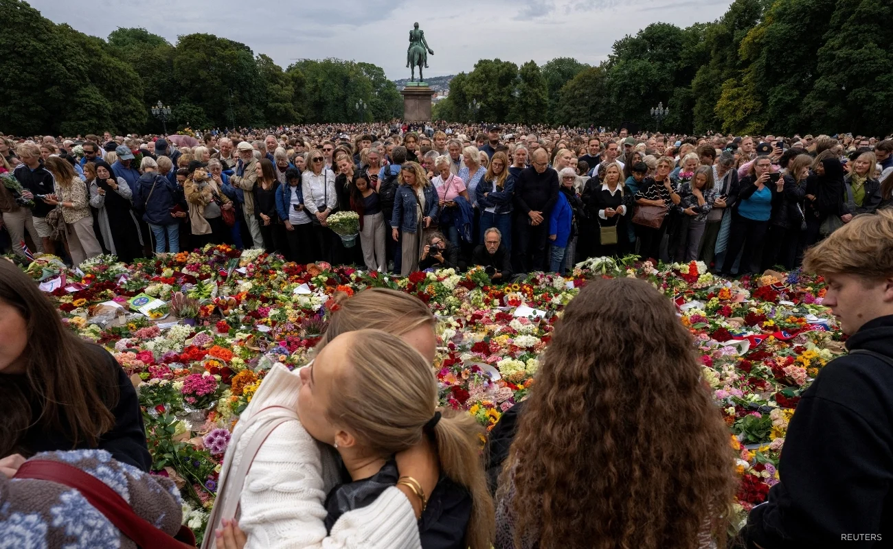 Mourners gather to pay their respects outside the Royal Palace, following the death of Norway's King Harald, in Oslo, Norway, August 28, 2026. (NTB/Cornelius Poppe)